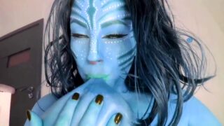 Neytiri cosplayer fucks her ass and sucks on big boobs